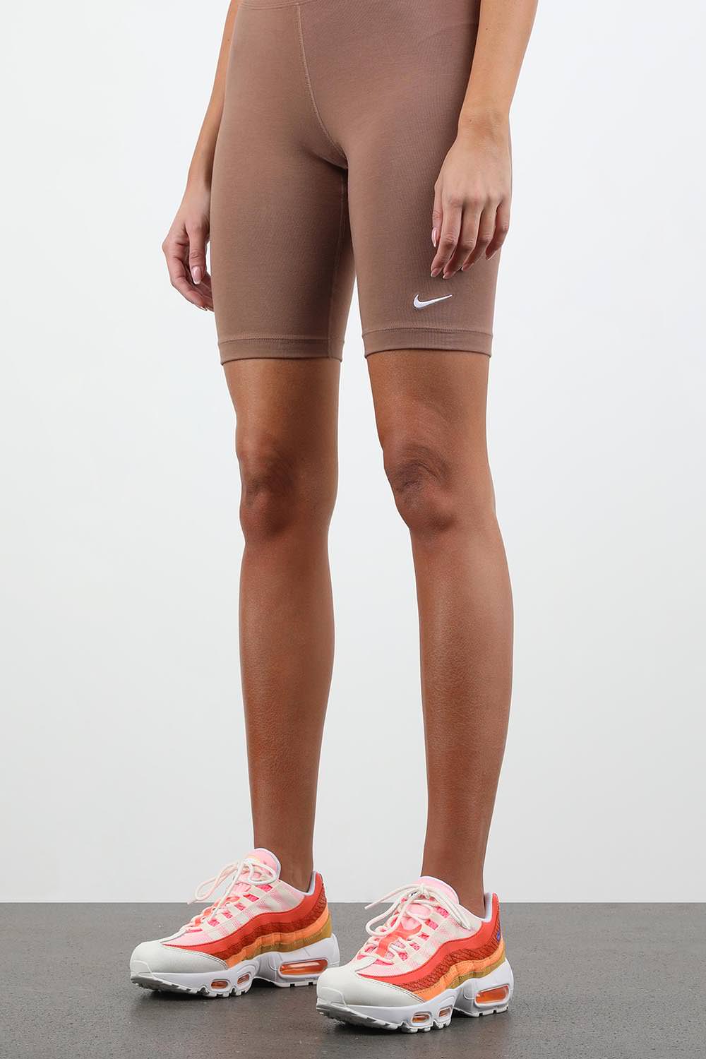 תמונת כל הלוק של נעלי ספורט אייר מקס 95 בגווני לבן כתום וכחול